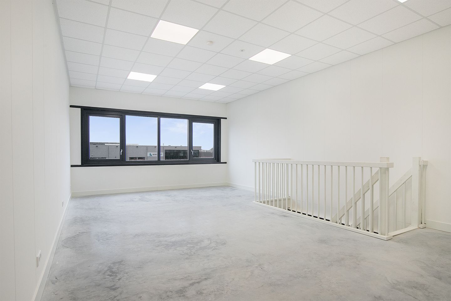 View photo 3 of Neon 9-q