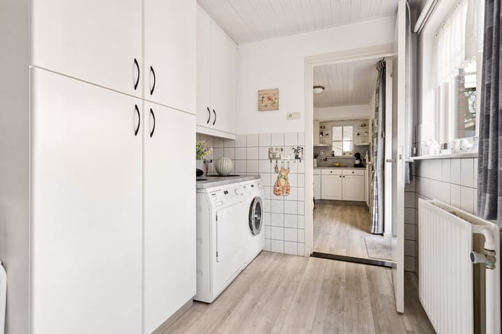 Sustainable Terraced Home with Sunny South-Facing Garden in Rosmalen Molenhoek — 32
