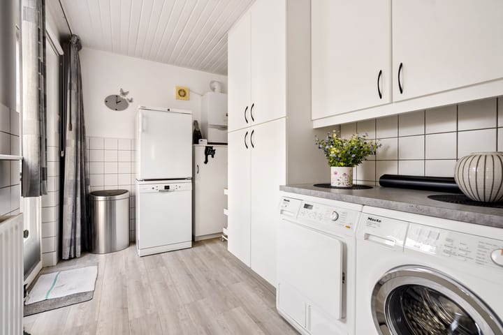 Sustainable Terraced Home with Sunny South-Facing Garden in Rosmalen Molenhoek — 34