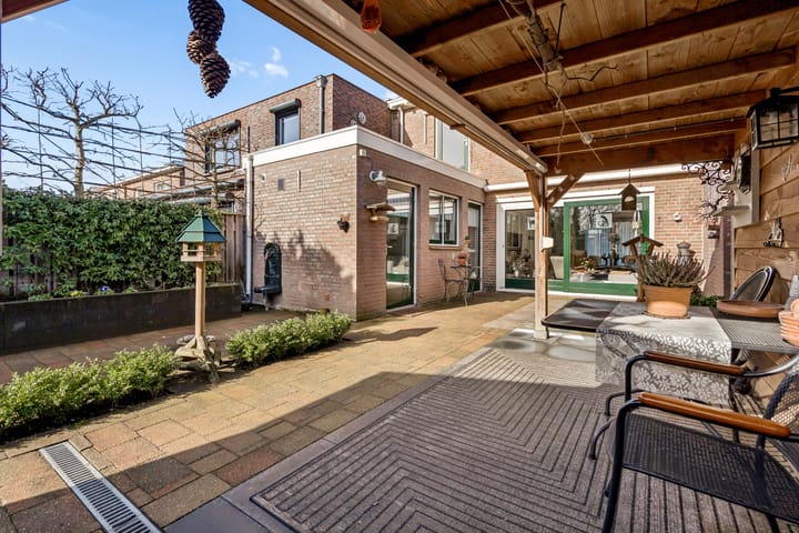 Sustainable Terraced Home with Sunny South-Facing Garden in Rosmalen Molenhoek — 46
