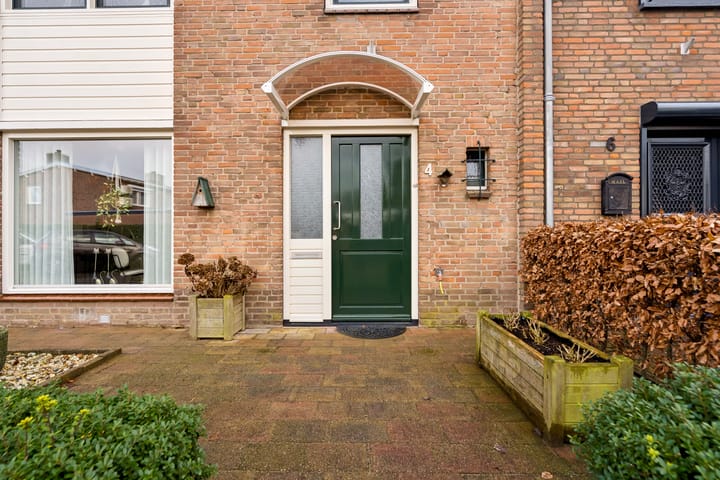 Sustainable Terraced Home with Sunny South-Facing Garden in Rosmalen Molenhoek — 74