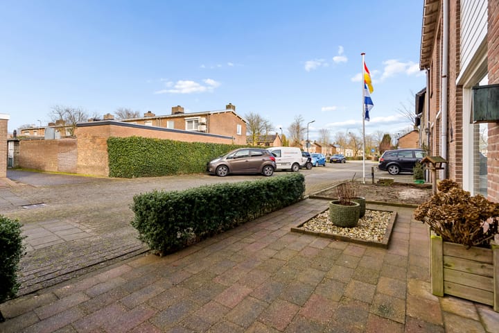 Sustainable Terraced Home with Sunny South-Facing Garden in Rosmalen Molenhoek — 76