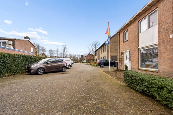 Sustainable Terraced Home with Sunny South-Facing Garden in Rosmalen Molenhoek — 78