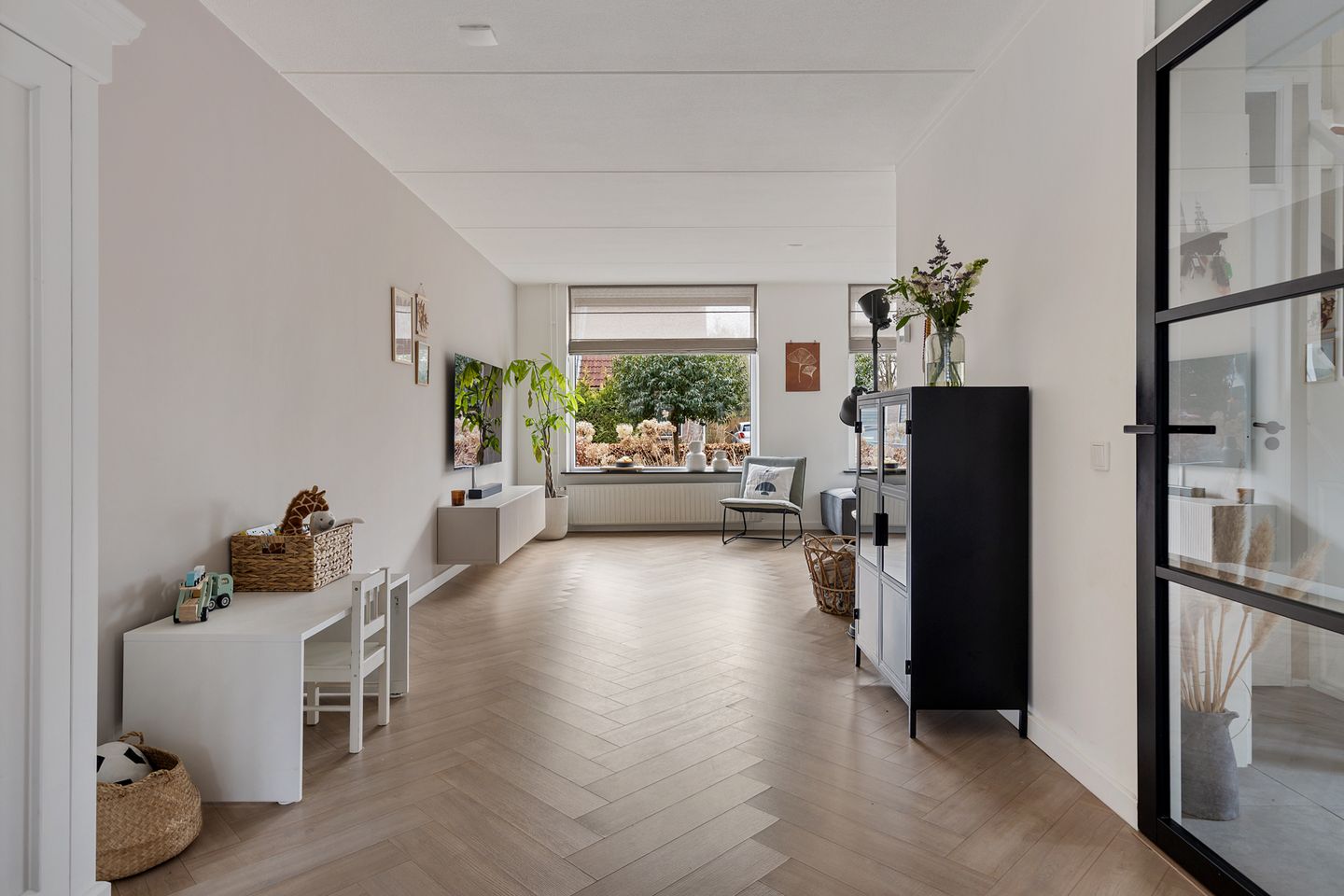 Modern extended family home in child-friendly neighborhood — 35