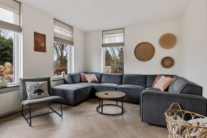 Modern extended family home in child-friendly neighborhood — 40