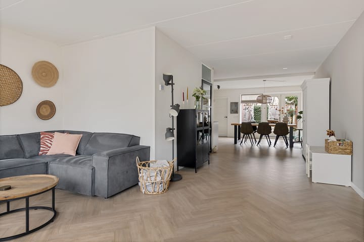 Modern extended family home in child-friendly neighborhood — 42