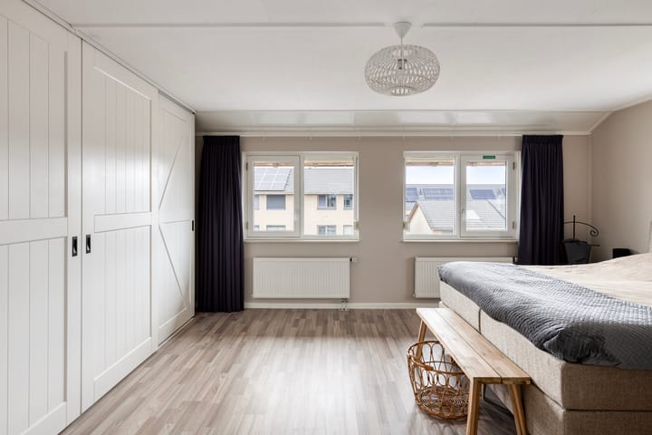 Luxurious semi-detached home with veranda and office space — 81