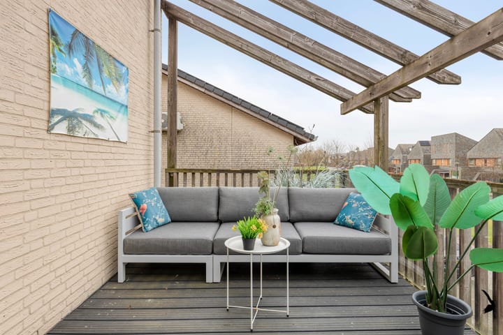 Luxurious semi-detached home with veranda and office space — 71