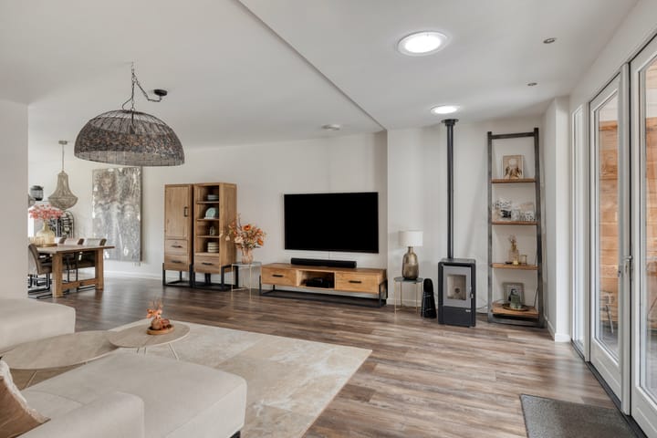 Luxurious semi-detached home with veranda and office space — 25