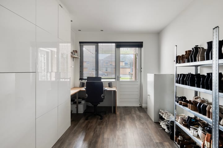 Luxurious semi-detached home with veranda and office space — 45