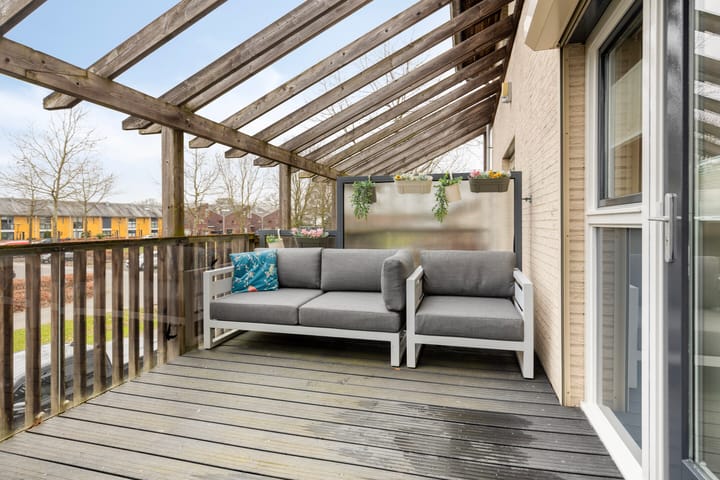 Luxurious semi-detached home with veranda and office space — 67