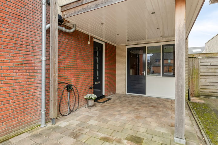 Luxurious semi-detached home with veranda and office space — 85