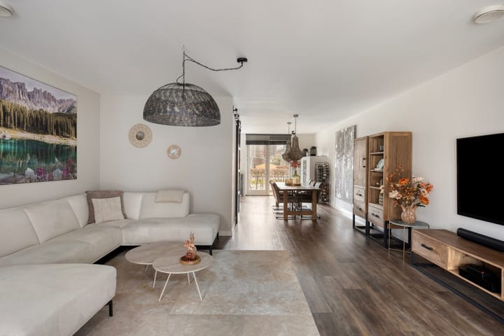 Luxurious semi-detached home with veranda and office space — 27