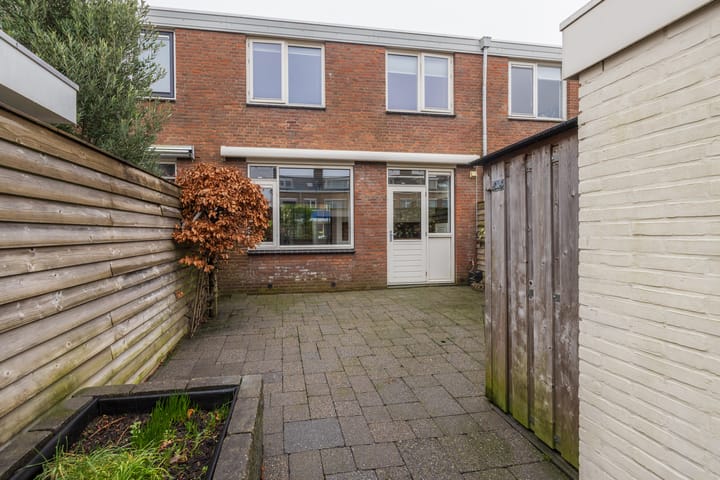 Well-maintained family home in quiet Sassenheim neighborhood — 23