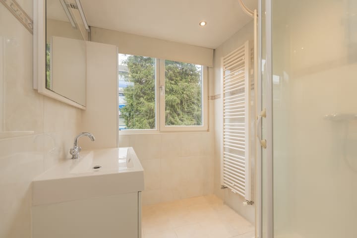 Well-maintained family home in quiet Sassenheim neighborhood — 34