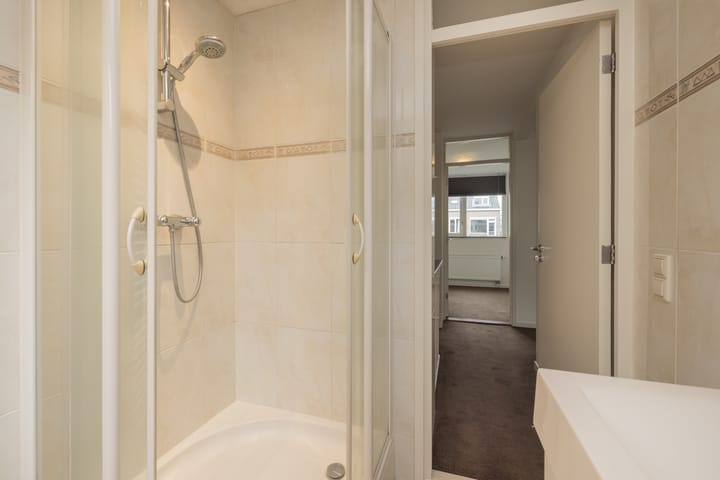 Well-maintained family home in quiet Sassenheim neighborhood — 36