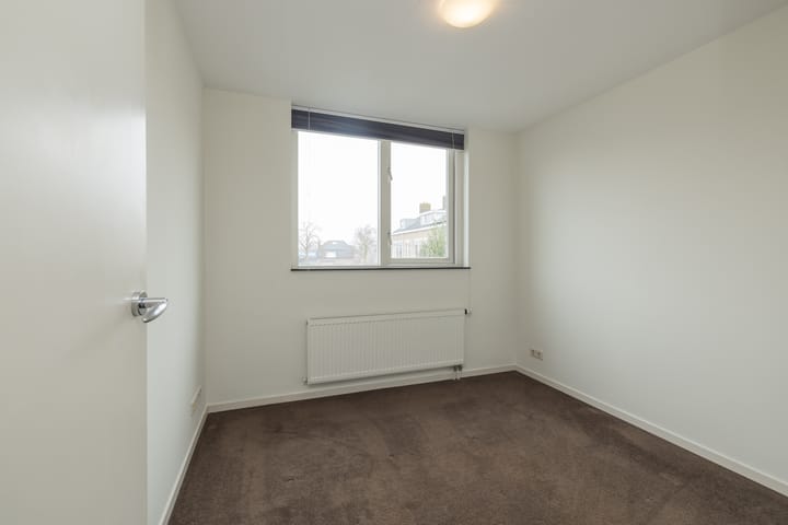 Well-maintained family home in quiet Sassenheim neighborhood — 38