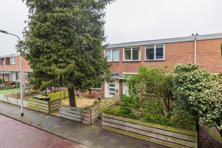 Well-maintained family home in quiet Sassenheim neighborhood — 46