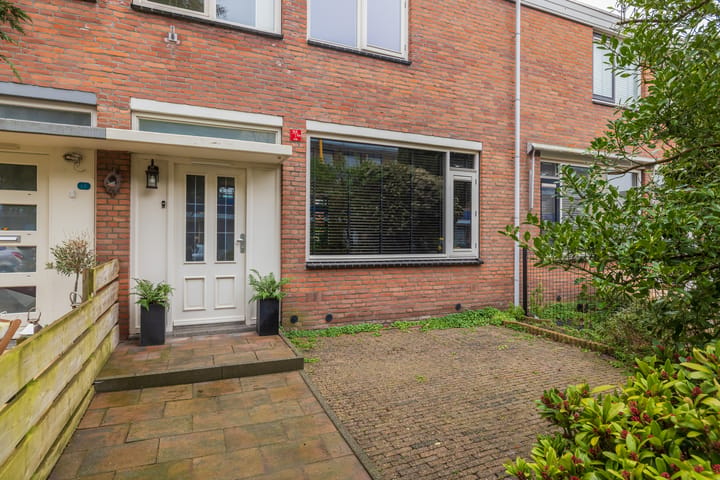 Well-maintained family home in quiet Sassenheim neighborhood — 48