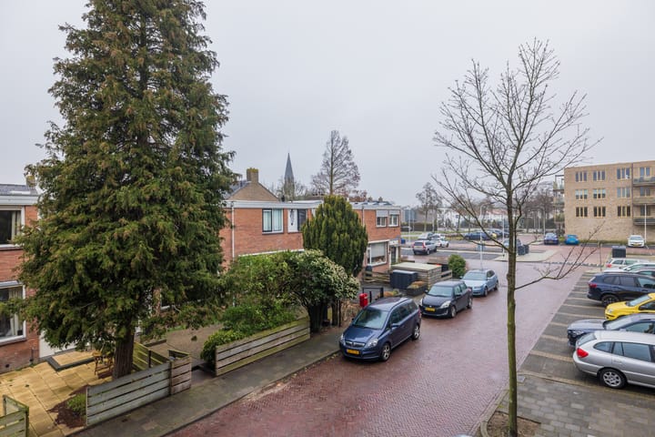 Well-maintained family home in quiet Sassenheim neighborhood — 50