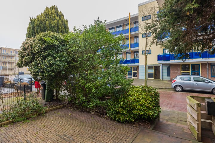 Well-maintained family home in quiet Sassenheim neighborhood — 52