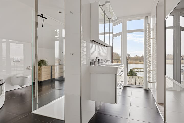 Spacious Waterfront Detached Home with Private Dock in Blauwestad — 81