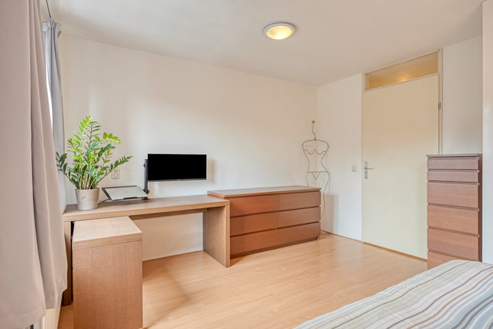 Spacious Corner Apartment with A+ Energy Label and Private Parking in Amsterdam Bijlmer — 19