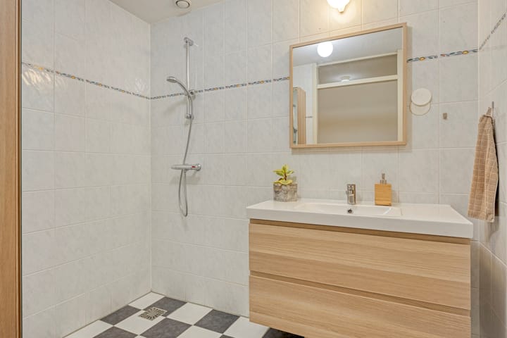 Spacious Corner Apartment with A+ Energy Label and Private Parking in Amsterdam Bijlmer — 29