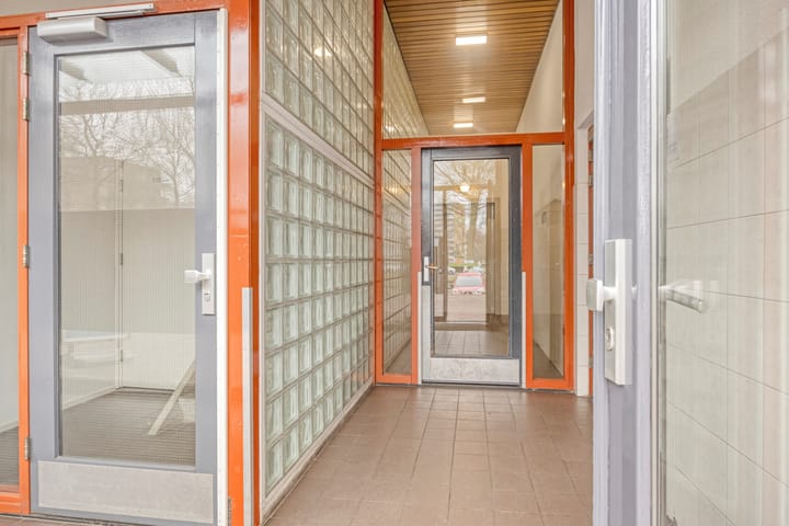 Spacious Corner Apartment with A+ Energy Label and Private Parking in Amsterdam Bijlmer — 39