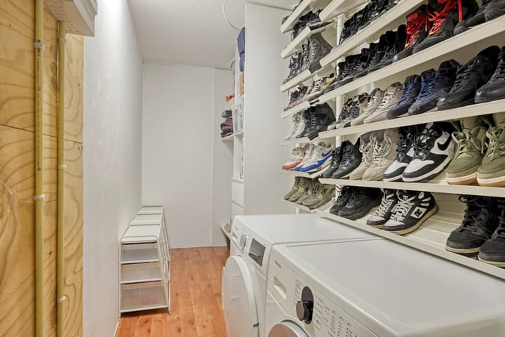 Spacious Corner Apartment with A+ Energy Label and Private Parking in Amsterdam Bijlmer — 35