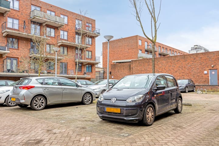 Spacious Corner Apartment with A+ Energy Label and Private Parking in Amsterdam Bijlmer — 41