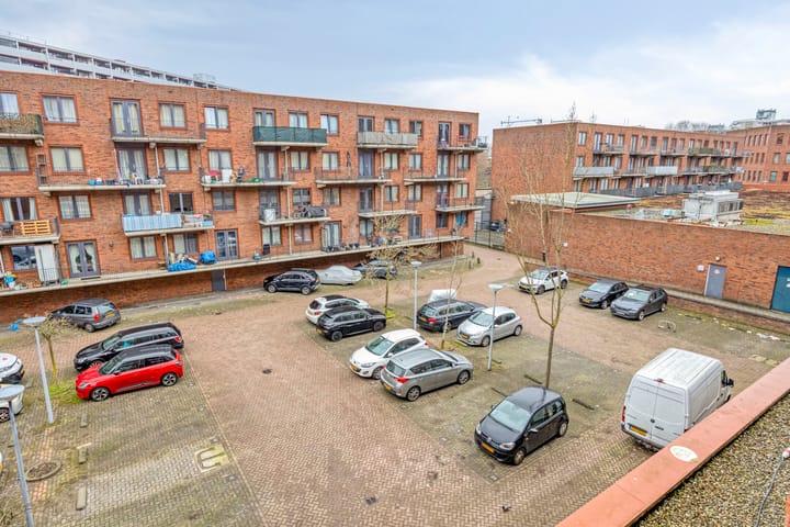 Spacious Corner Apartment with A+ Energy Label and Private Parking in Amsterdam Bijlmer — 43