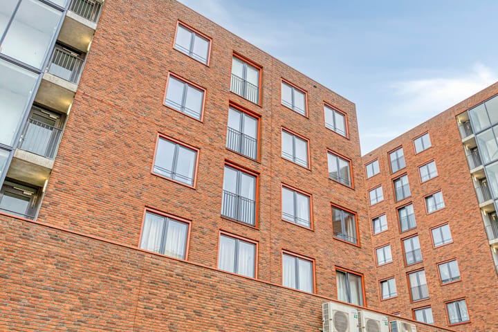 Spacious Corner Apartment with A+ Energy Label and Private Parking in Amsterdam Bijlmer — 45