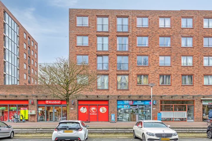 Spacious Corner Apartment with A+ Energy Label and Private Parking in Amsterdam Bijlmer — 47