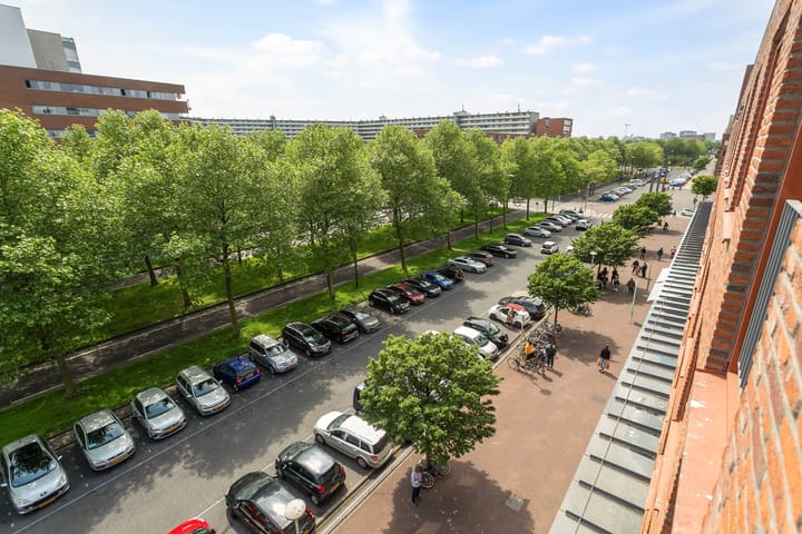 Spacious Corner Apartment with A+ Energy Label and Private Parking in Amsterdam Bijlmer — 53