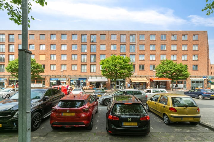 Spacious Corner Apartment with A+ Energy Label and Private Parking in Amsterdam Bijlmer — 69