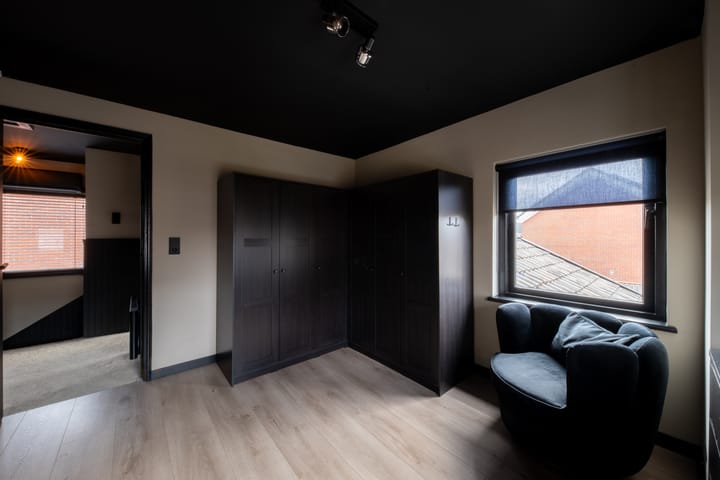 Modernized detached house with multifunctional shed — 32