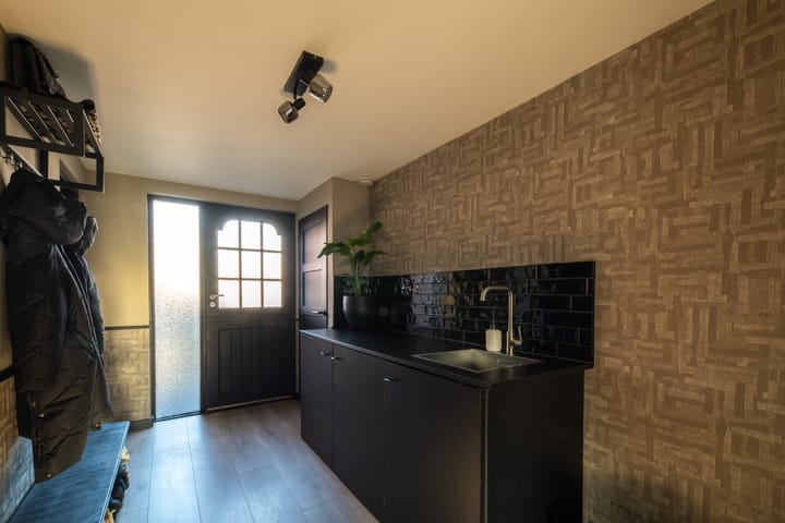 Modernized detached house with multifunctional shed — 36