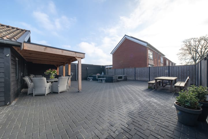 Modernized detached house with multifunctional shed — 40