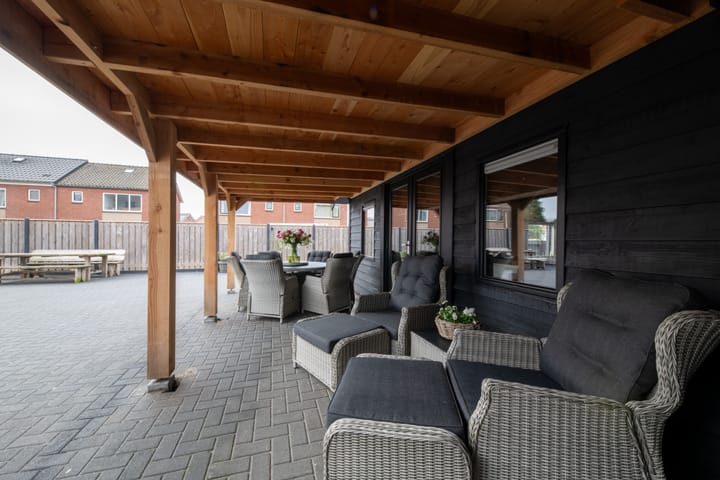 Modernized detached house with multifunctional shed — 43