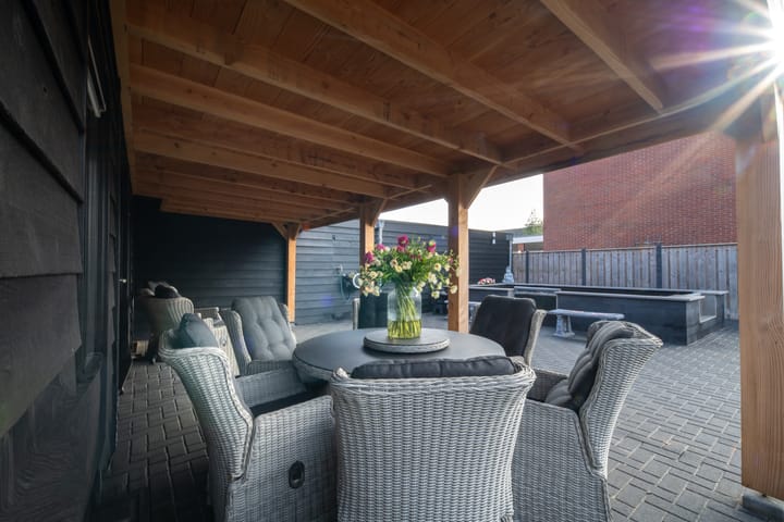 Modernized detached house with multifunctional shed — 46
