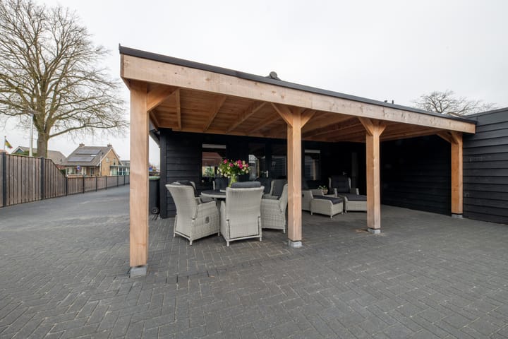Modernized detached house with multifunctional shed — 45
