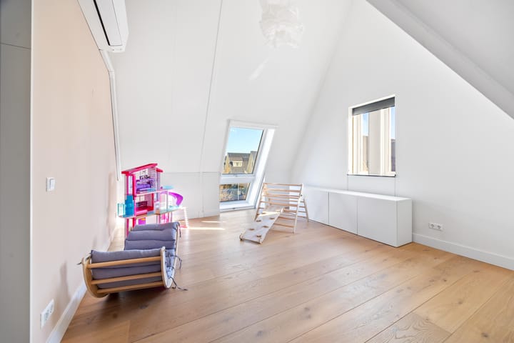 Luxurious Waterfront Semi-Detached House in Dudok Style with Garage — 67