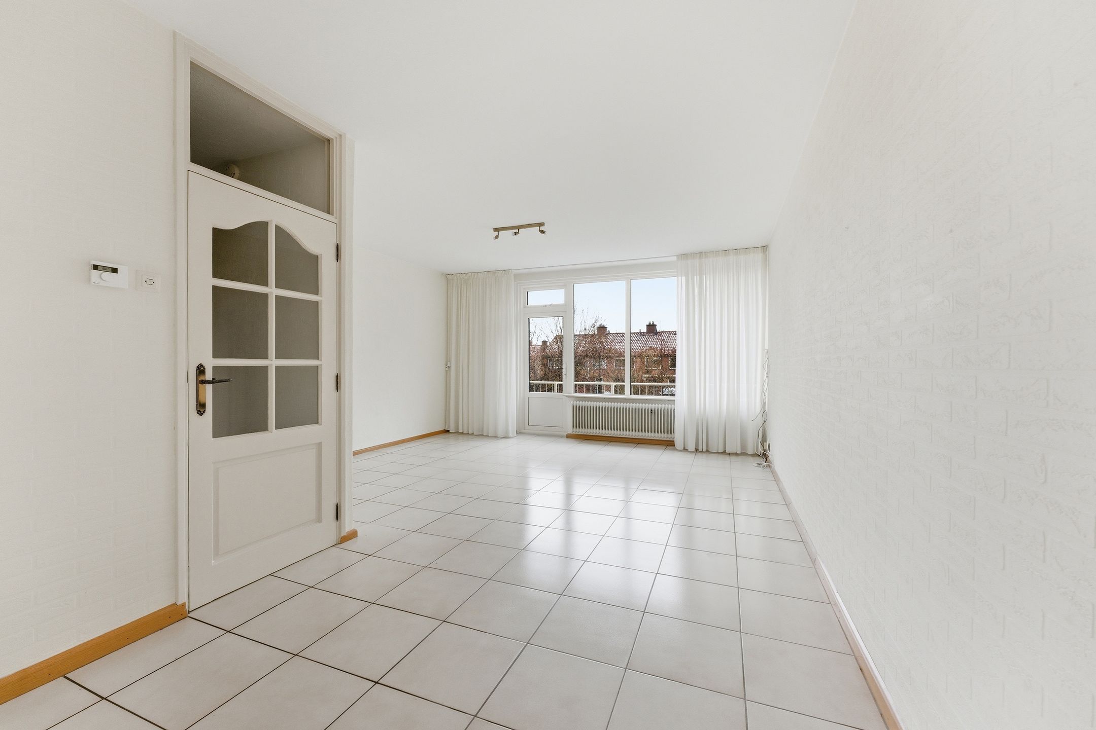 Spacious drive-in family home with garage and sunny west-facing garden in child-friendly neighborhood — 12