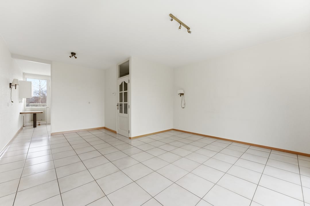 Spacious drive-in family home with garage and sunny west-facing garden in child-friendly neighborhood — 16