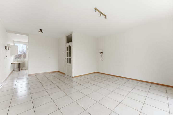Spacious drive-in family home with garage and sunny west-facing garden in child-friendly neighborhood — 15