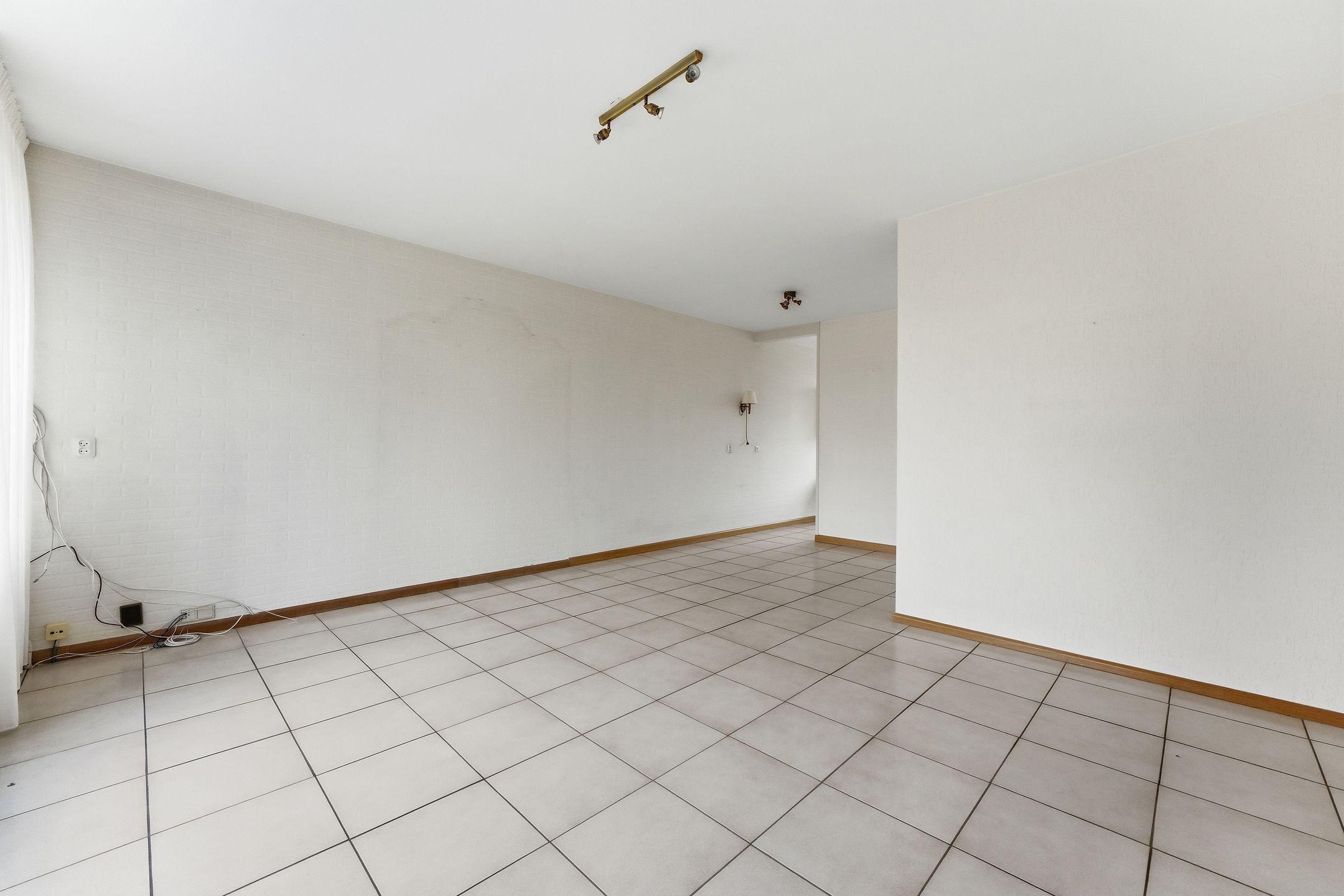 Spacious drive-in family home with garage and sunny west-facing garden in child-friendly neighborhood — 18