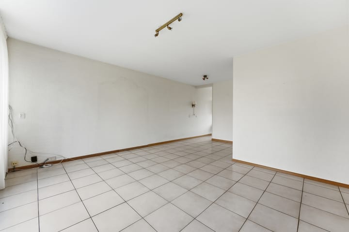 Spacious drive-in family home with garage and sunny west-facing garden in child-friendly neighborhood — 17