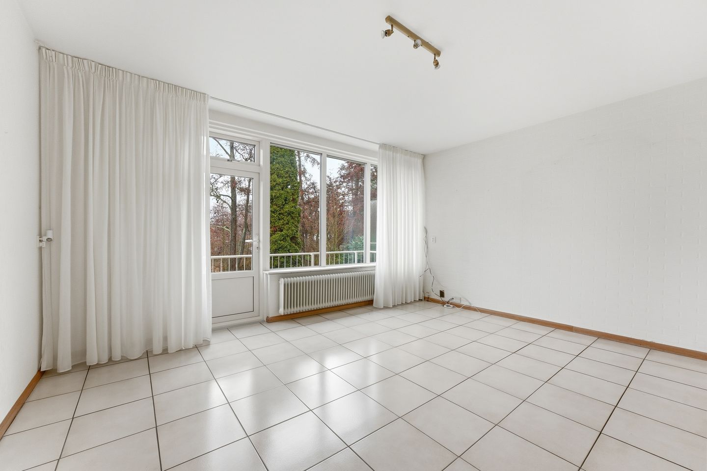 Spacious drive-in family home with garage and sunny west-facing garden in child-friendly neighborhood — 20