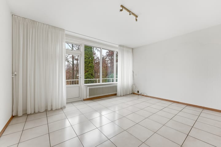 Spacious drive-in family home with garage and sunny west-facing garden in child-friendly neighborhood — 19